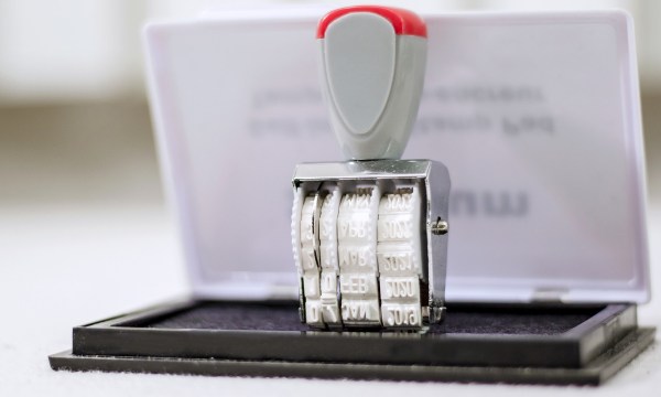 Ein Stempel in einem Stempelkissen