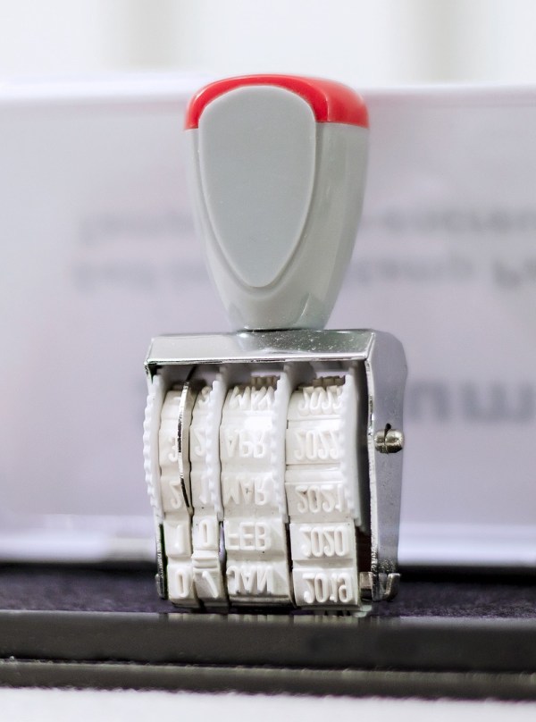 Ein Datumsstempel in einem Stempelkissen