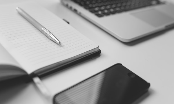 Schreibtisch mit Utensilien