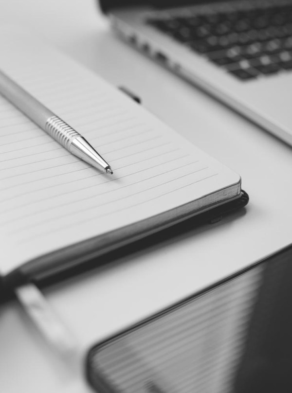 Notitzbuch mit Kugelschreiber auf einem Schreibtisch